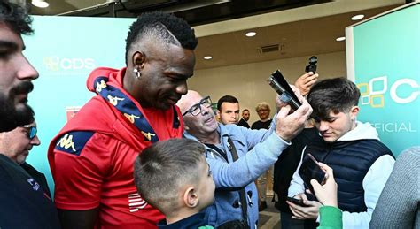 Balotelli Bagno Di Folla Al Genoa Visite Mediche E Firma Il Ritorno