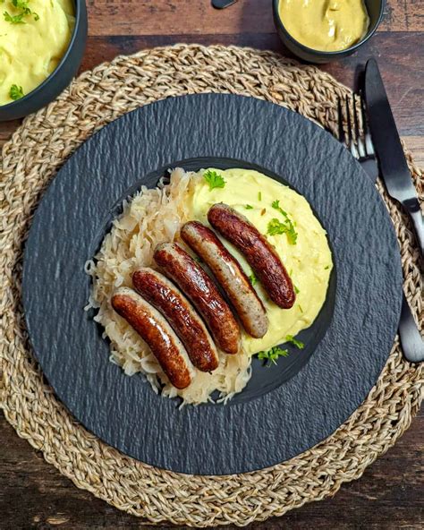 Nürnberger Rostbratwürstchen mit Sauerkraut und Kartoffelpüree