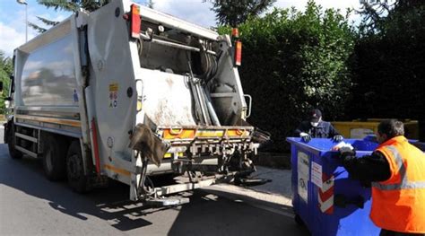 Torna L Incubo Rifiuti A Napoli Spazzatura In Strada Da Due Giorni