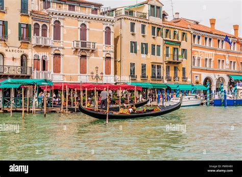 Venezia Gondola Canal Hi Res Stock Photography And Images Alamy