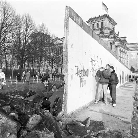 Berlin Touristen und Berliner Bürger besichtigen den Abriss der