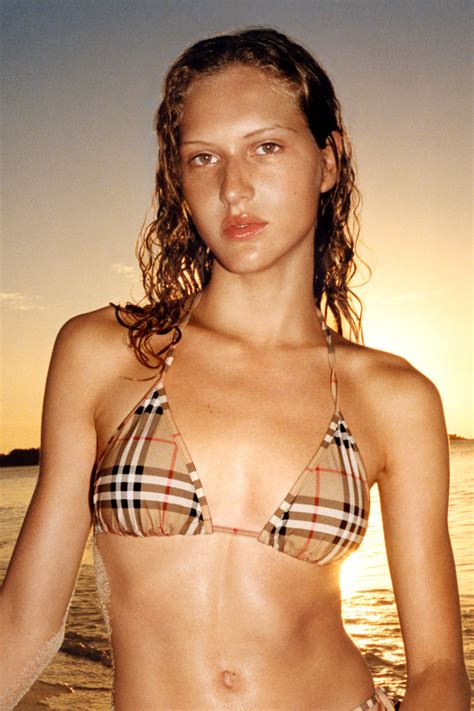 La historia del bikini Burberry y por qué no pasa de moda verano tras