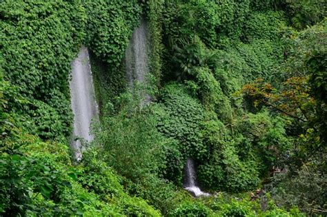 premium photo benang kelambu waterfall indonesia