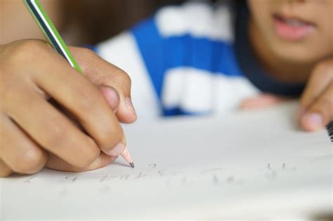 Madre Toma De La Mano A Su Hijo Para Practicar La Escritura De Cartas