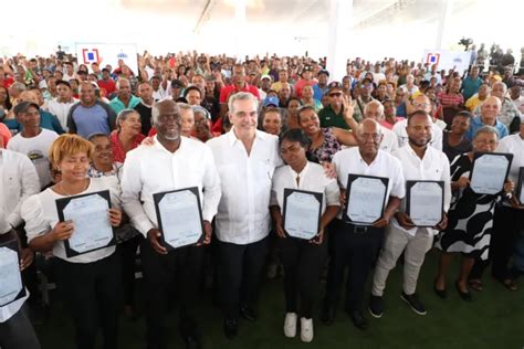 Presidente Abinader Entrega T Tulos M S En El Tamarindo Santo