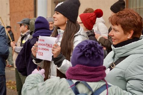 Galerie Návštěva Roberta Fica Před Úřadem vlády ho vypískaly desítky