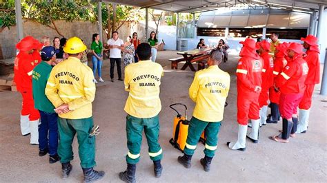 Em Barreiras Brigadistas Voluntários Recebem Uniformes E Equipamentos