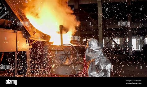 Fundición de metal en una planta metalúrgica Hierro líquido en la