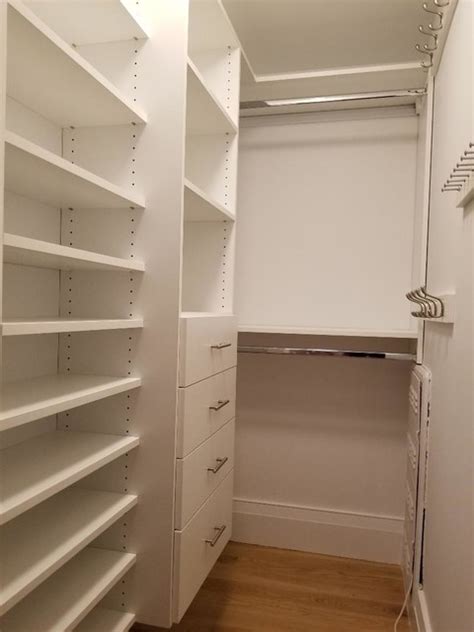 Narrow Walk In Closet Contemporain Armoire Et Dressing New York