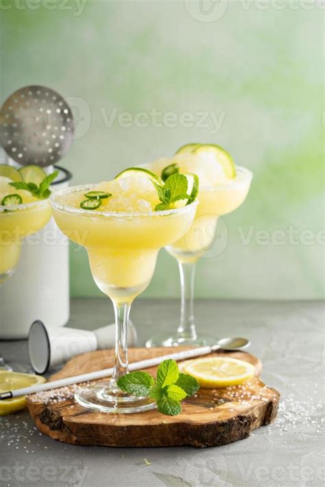 Refreshing summer margarita cocktail 15756396 Stock Photo at Vecteezy