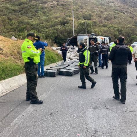 Un Cami N Que Se Volc En La V A Pifo Papallacta Trasladaba Paquetes De