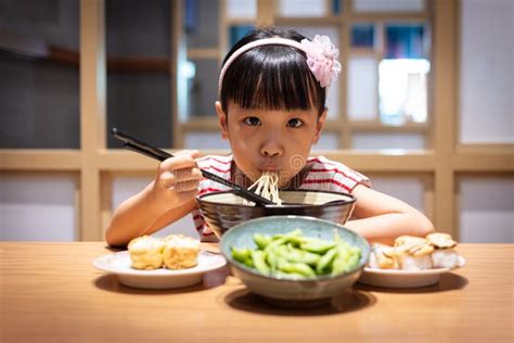 Petite Fille Chinoise Asiatique Buvant Une Tasse De Lait Image Stock