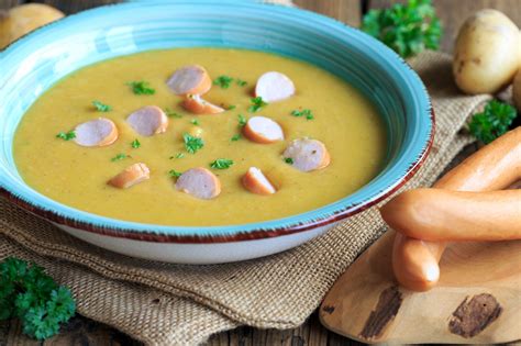 Kartoffelsuppe Mit Kerbel W Rstchen Und Schinkenw Rfeln Portionen