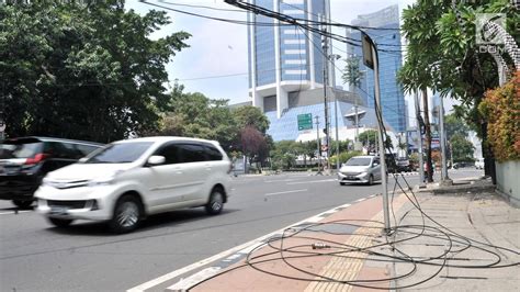 Foto Bahaya Ada Kabel Menjuntai Di Jalan Haji Agus Salim Foto