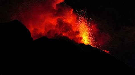 Lava Bis Ins Meer Vulkan Stromboli Rumort Auch Erdbeben Gemeldet