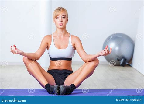 Femme S Asseyant Dans La Pose De Lotus Image Stock Image Du Actif