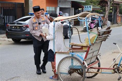 Kapolres Palopo Bagikan 200 Sak Beras Ke Warga Kurang Mampu