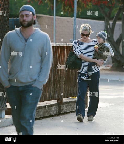 Selma Blair Sale Con Su Hijo Y Un Compa Ero Dejando A Un Starbucks