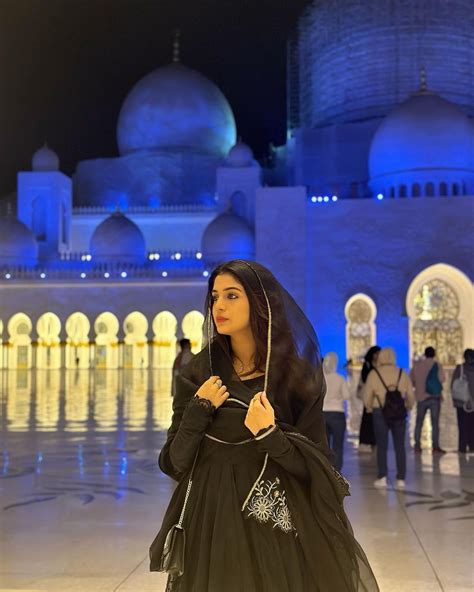 Laiba Khan S Stunning Photos In Sheikh Zayed Mosque Take Internet By