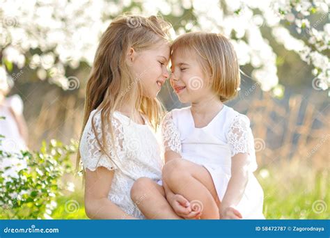 Portrait De Deux Amies De Petites Filles Image stock Image du été