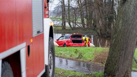 Auto Versinkt Im Wasser Fahrerin Von Dach Gerettet Welt