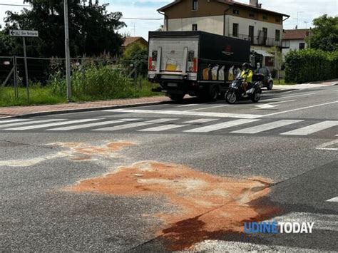 Incidente Stradale Si Scontrano Un Automedica E Un Furgone