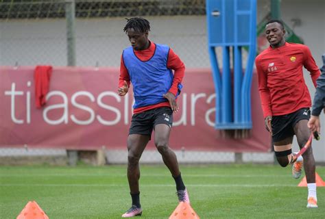 Trigoria Roma In Campo Per Preparare La Trasferta Di Firenze Foto