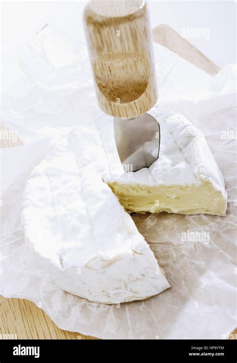 Camembert Kaese Mit Messer Stock Photo Alamy