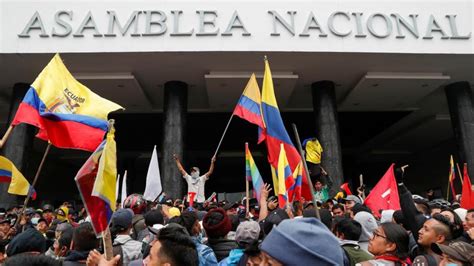 Manifestantes Indígenas Toman El Parlamento De Ecuador Al Grito De