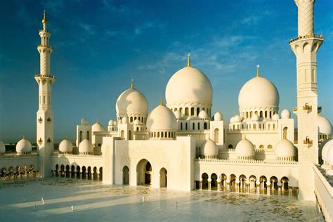 La grande moschea di Abu Dhabi nelle liste delle attrazioni più famose