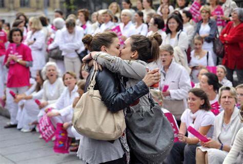 La Foto Del Bacio Alla Manifestazione Anti Gay Il Post