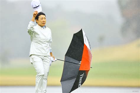 鈴木愛が2週連続vでツアー通算20勝目 荒天の短期決戦を制す ゴルフ スポーツブル スポブル