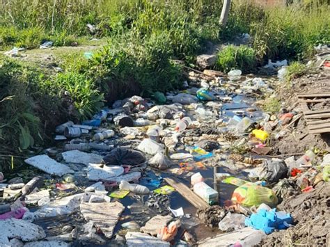 En un tramo de Arana se quejaron por la acumulación de basura y luces