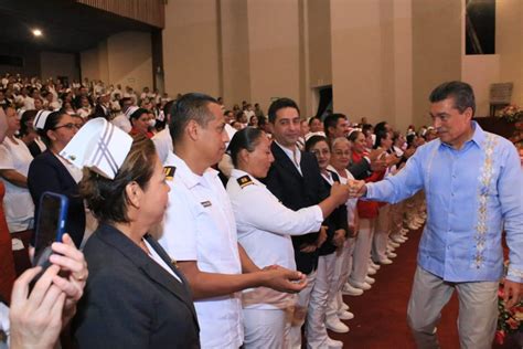 Rutilio Escand N Entrega La Medalla Al M Rito A Enfermer A A El As