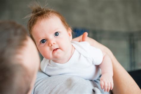 Bebê abraçado pelo adorável pai Foto Grátis