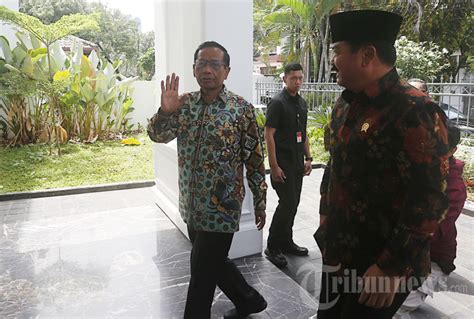 Menko Polhukam Hadi Tjahjanto Temui Mahfud Md Foto