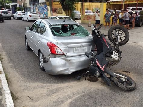 G Motocicleta Bate Em Traseira De Carro Em Avenida De Jaboat O Pe