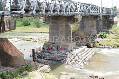 PERBAIKAN PONDASI JEMBATAN NGUJANG TULUNGAGUNG ANTARA Foto