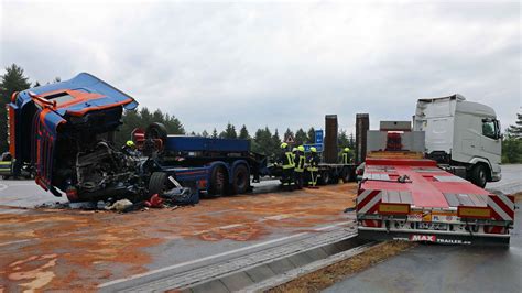 Schwerer Lkw Unfall sorgt für Sperrung an Autobahn