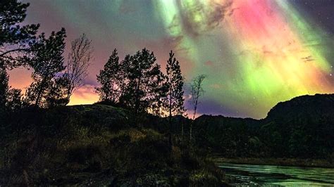 Una Tempesta Solare Cannibale Sta Colpendo La Terra Aurora Boreale