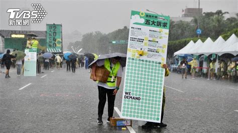 快訊／北市暴雨來的突然 濟南路淹到小腿肚│淹水│台北│災情│tvbs新聞網