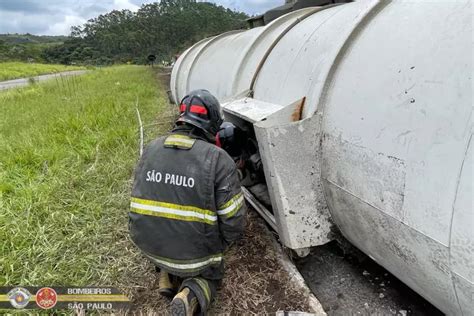 Caminhão tomba na Dom Pedro e provoca vazamento de 32 mil litros de