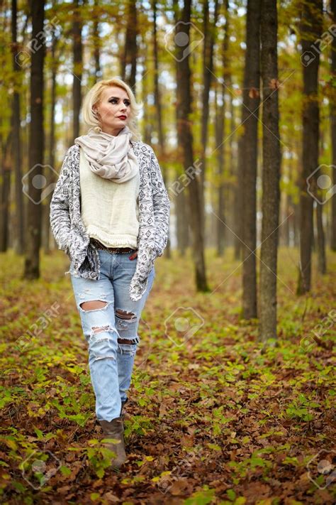 Mujer Rubia Cauc Sica Madura Al Aire Libre En El Bosque Sesi N De