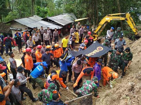 Proses Pencarian Korban Longsor Kebonagung Pacitanku