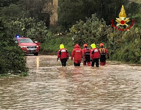 Nubifragio Nel Catanese Case Evacuate Fiumi Di Fango E Strade Allagate