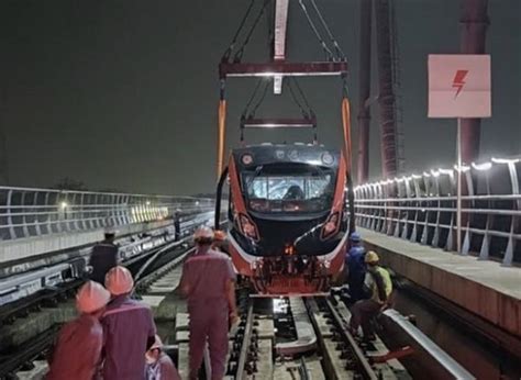 Terima Rangkaian Kereta Terakhir Dari PT INKA KAI Kebut Proyek LRT