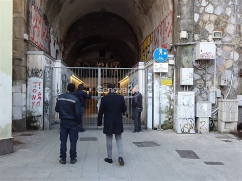 Cadono Calcinacci Nel Tunnel Di Borgo Incrociati Passaggio Pedonale