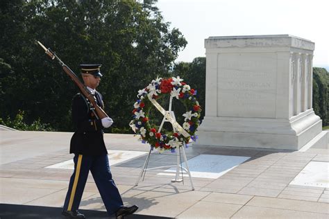 Metropolitan Police lay wreath at the Tomb of the Unknown Soldier ...