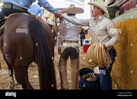 Charros Mexicanos Un Rodeo Mexicano Charreada En El Lienzo Charro