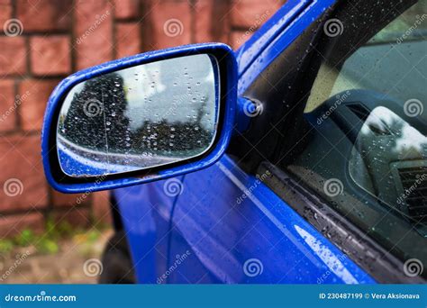 Espelho Lateral Em Um Carro Azul Gotas De Chuva Imagem De Stock